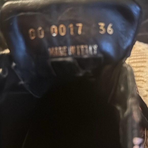 👑SALE!$390*place the offer 🥰
LVUITTONMulticolorMonogramCanvasSneakers Size6/36 - Picture 8 of 13